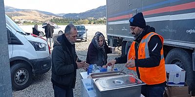 Deprem Bölgesinde Sıcak Yemek Depremzedelere Dağıtılıyor