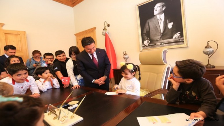 Başkan Aras 23 Nisan’da Koltuğu Çocuklara Devretti