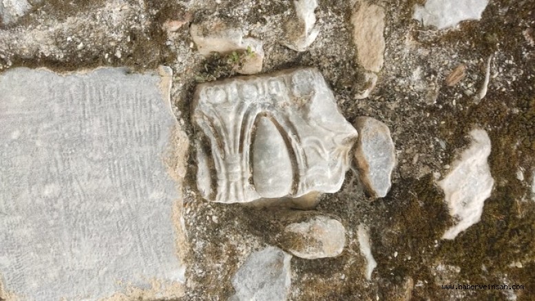 Milas’ta Eski Ev Duvarlarına Yapı Taşı Olan Tarihi Elemanlar!