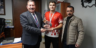 Başarılı Sporcuya Başkan Topuz’dan Plaket