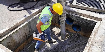 BAŞKENTİN IZGARALARI VE SEL KAPANLARI ARALIKSIZ TEMİZLENİYOR     