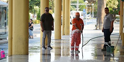 Belediyeden Kaldırım Temizlik Çalışmaları