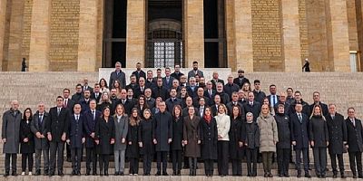 CHP Lideri Özgür Özel, PM ve YDK Üyeleriyle Birlikte Anıtkabir'i Ziyaret Etti