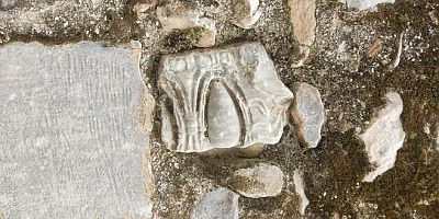 Milas’ta Eski Ev Duvarlarına Yapı Taşı Olan Tarihi Elemanlar!
